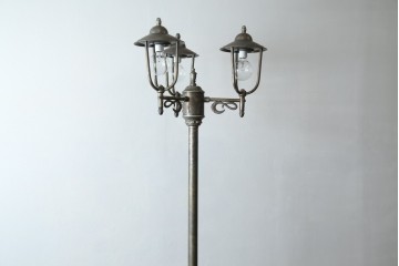 ビンテージ　高級品!!　真鍮(しんちゅう)製　ガス灯型の上品なデザインが素敵なフロアスタンドライト(ハイポールライト、照明、店舗什器、ヴィンテージ)(R-082781)