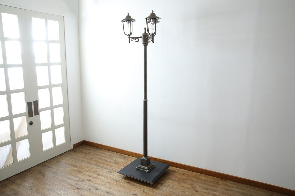 ビンテージ　高級品!!　真鍮(しんちゅう)製　ガス灯型の上品なデザインが素敵なフロアスタンドライト(ハイポールライト、照明、店舗什器、ヴィンテージ)(R-082781)