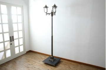 ビンテージ　高級品!!　真鍮(しんちゅう)製　ガス灯型の上品なデザインが素敵なフロアスタンドライト(ハイポールライト、照明、店舗什器、ヴィンテージ)(R-082781)