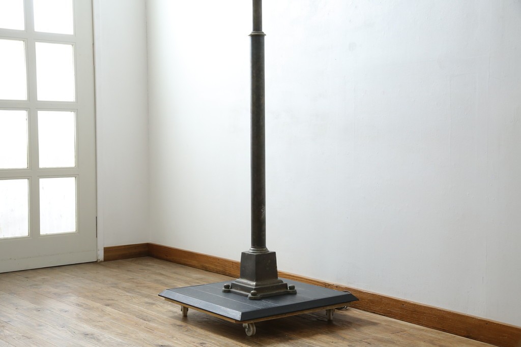 ビンテージ　高級品!!　真鍮(しんちゅう)製　ガス灯型の上品なデザインが素敵なフロアスタンドライト(ハイポールライト、照明、店舗什器、ヴィンテージ)(R-082781)