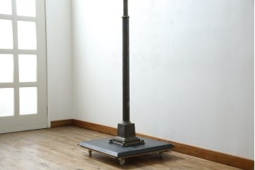 ビンテージ　高級品!!　真鍮(しんちゅう)製　ガス灯型の上品なデザインが素敵なフロアスタンドライト(ハイポールライト、照明、店舗什器、ヴィンテージ)(R-082781)