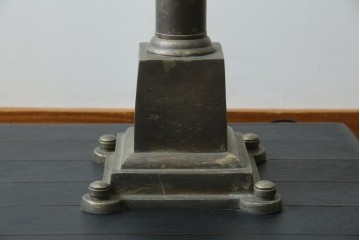 ビンテージ　高級品!!　真鍮(しんちゅう)製　ガス灯型の上品なデザインが素敵なフロアスタンドライト(ハイポールライト、照明、店舗什器、ヴィンテージ)(R-082781)