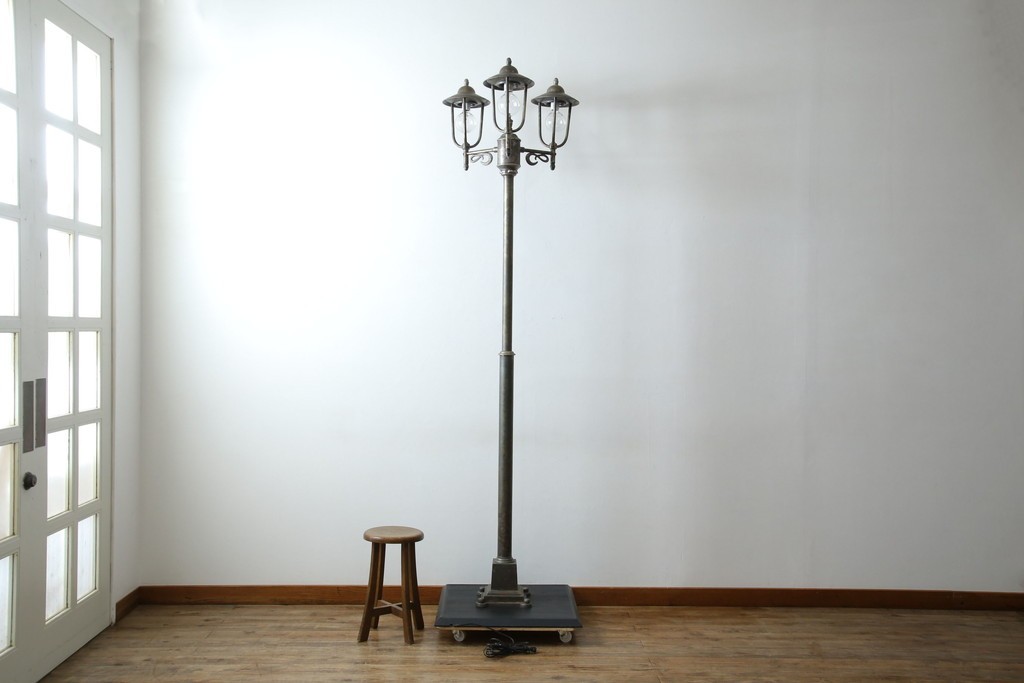 ビンテージ　高級品!!　真鍮(しんちゅう)製　ガス灯型の上品なデザインが素敵なフロアスタンドライト(ハイポールライト、照明、店舗什器、ヴィンテージ)(R-082781)