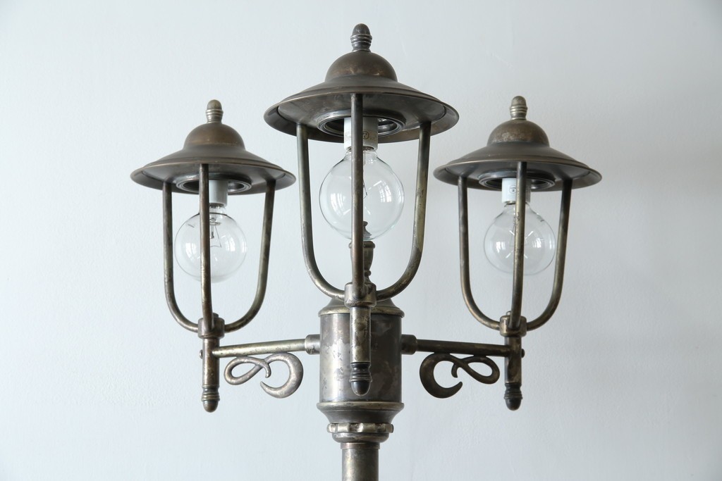 ビンテージ　高級品!!　真鍮(しんちゅう)製　ガス灯型の上品なデザインが素敵なフロアスタンドライト(ハイポールライト、照明、店舗什器、ヴィンテージ)(R-082781)