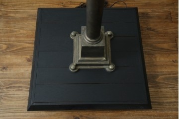 ビンテージ　高級品!!　真鍮(しんちゅう)製　ガス灯型の上品なデザインが素敵なフロアスタンドライト(ハイポールライト、照明、店舗什器、ヴィンテージ)(R-082781)