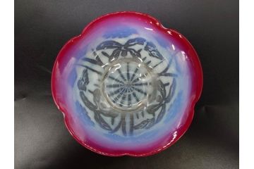 当時物　大正〜昭和初期　菖蒲に蝶文　赤縁　乳白色　輪花　アイスクリームコップ　優雅な佇まいの氷コップ(あやめ、花、小鉢、吹きガラス、硝子、深皿)(R-082785)