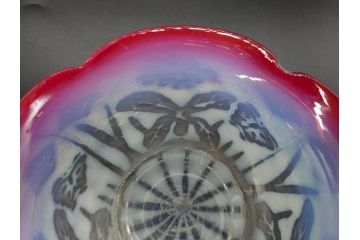 当時物　大正〜昭和初期　菖蒲に蝶文　赤縁　乳白色　輪花　アイスクリームコップ　優雅な佇まいの氷コップ(あやめ、花、小鉢、吹きガラス、硝子、深皿)(R-082785)