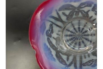当時物　大正〜昭和初期　菖蒲に蝶文　赤縁　乳白色　輪花　アイスクリームコップ　優雅な佇まいの氷コップ(あやめ、花、小鉢、吹きガラス、硝子、深皿)(R-082785)