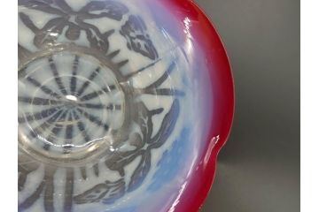 当時物　大正〜昭和初期　菖蒲に蝶文　赤縁　乳白色　輪花　アイスクリームコップ　優雅な佇まいの氷コップ(あやめ、花、小鉢、吹きガラス、硝子、深皿)(R-082785)