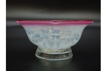 当時物　大正〜昭和初期　菖蒲に蝶文　赤縁　乳白色　輪花　アイスクリームコップ　優雅な佇まいの氷コップ(あやめ、花、小鉢、吹きガラス、硝子、深皿)(R-082785)