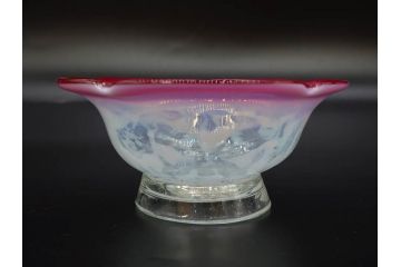 当時物　大正〜昭和初期　菖蒲に蝶文　赤縁　乳白色　輪花　アイスクリームコップ　優雅な佇まいの氷コップ(あやめ、花、小鉢、吹きガラス、硝子、深皿)(R-082785)