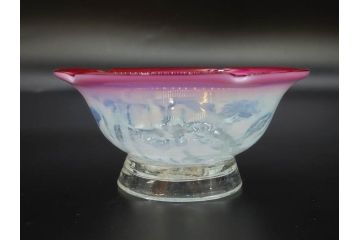 当時物　大正〜昭和初期　菖蒲に蝶文　赤縁　乳白色　輪花　アイスクリームコップ　優雅な佇まいの氷コップ(あやめ、花、小鉢、吹きガラス、硝子、深皿)(R-082785)