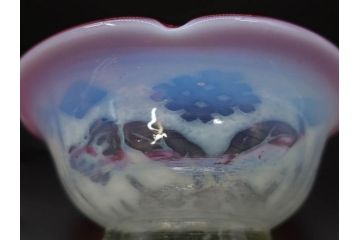 当時物　大正〜昭和初期　菖蒲に蝶文　赤縁　乳白色　輪花　アイスクリームコップ　優雅な佇まいの氷コップ(あやめ、花、小鉢、吹きガラス、硝子、深皿)(R-082785)