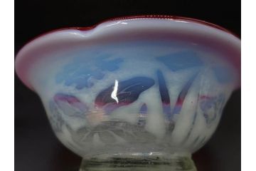 当時物　大正〜昭和初期　菖蒲に蝶文　赤縁　乳白色　輪花　アイスクリームコップ　優雅な佇まいの氷コップ(あやめ、花、小鉢、吹きガラス、硝子、深皿)(R-082785)