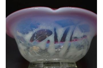 当時物　大正〜昭和初期　菖蒲に蝶文　赤縁　乳白色　輪花　アイスクリームコップ　優雅な佇まいの氷コップ(あやめ、花、小鉢、吹きガラス、硝子、深皿)(R-082785)