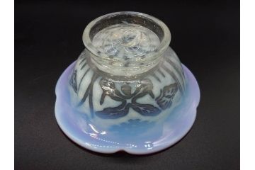 当時物　大正〜昭和初期　菖蒲に蝶文　赤縁　乳白色　輪花　アイスクリームコップ　優雅な佇まいの氷コップ(あやめ、花、小鉢、吹きガラス、硝子、深皿)(R-082785)