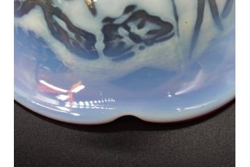 当時物　大正〜昭和初期　菖蒲に蝶文　赤縁　乳白色　輪花　アイスクリームコップ　優雅な佇まいの氷コップ(あやめ、花、小鉢、吹きガラス、硝子、深皿)(R-082785)