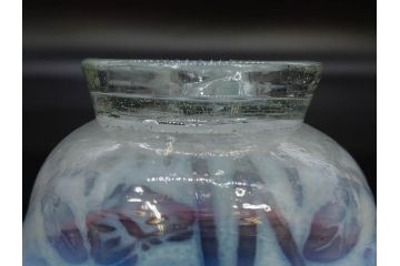 当時物　大正〜昭和初期　菖蒲に蝶文　赤縁　乳白色　輪花　アイスクリームコップ　優雅な佇まいの氷コップ(あやめ、花、小鉢、吹きガラス、硝子、深皿)(R-082785)