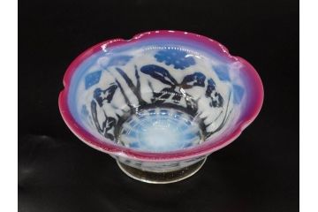 当時物　大正〜昭和初期　菖蒲に蝶文　赤縁　乳白色　輪花　アイスクリームコップ　ノスタルジックな雰囲気の氷コップ(あやめ、花、小鉢、吹きガラス、硝子、深皿)(R-082786)