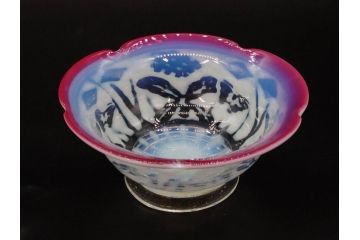 当時物　大正〜昭和初期　菖蒲に蝶文　赤縁　乳白色　輪花　アイスクリームコップ　ノスタルジックな雰囲気の氷コップ(あやめ、花、小鉢、吹きガラス、硝子、深皿)(R-082786)
