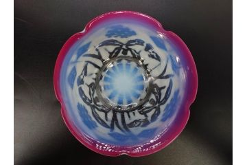 当時物　大正〜昭和初期　菖蒲に蝶文　赤縁　乳白色　輪花　アイスクリームコップ　ノスタルジックな雰囲気の氷コップ(あやめ、花、小鉢、吹きガラス、硝子、深皿)(R-082786)