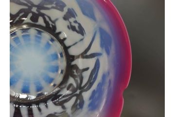 当時物　大正〜昭和初期　菖蒲に蝶文　赤縁　乳白色　輪花　アイスクリームコップ　ノスタルジックな雰囲気の氷コップ(あやめ、花、小鉢、吹きガラス、硝子、深皿)(R-082786)