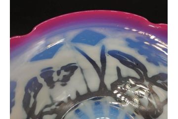 当時物　大正〜昭和初期　菖蒲に蝶文　赤縁　乳白色　輪花　アイスクリームコップ　ノスタルジックな雰囲気の氷コップ(あやめ、花、小鉢、吹きガラス、硝子、深皿)(R-082786)