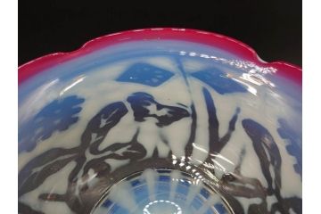 当時物　大正〜昭和初期　菖蒲に蝶文　赤縁　乳白色　輪花　アイスクリームコップ　ノスタルジックな雰囲気の氷コップ(あやめ、花、小鉢、吹きガラス、硝子、深皿)(R-082786)
