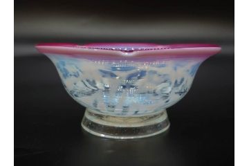 当時物　大正〜昭和初期　菖蒲に蝶文　赤縁　乳白色　輪花　アイスクリームコップ　ノスタルジックな雰囲気の氷コップ(あやめ、花、小鉢、吹きガラス、硝子、深皿)(R-082786)