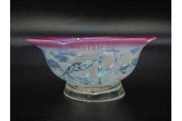 当時物　大正〜昭和初期　菖蒲に蝶文　赤縁　乳白色　輪花　アイスクリームコップ　ノスタルジックな雰囲気の氷コップ(あやめ、花、小鉢、吹きガラス、硝子、深皿)(R-082786)