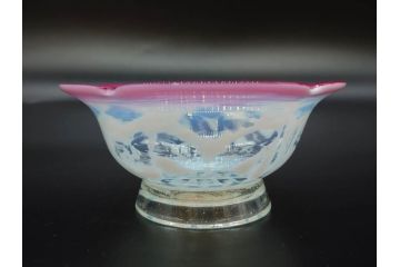 当時物　大正〜昭和初期　菖蒲に蝶文　赤縁　乳白色　輪花　アイスクリームコップ　ノスタルジックな雰囲気の氷コップ(あやめ、花、小鉢、吹きガラス、硝子、深皿)(R-082786)