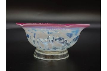 当時物　大正〜昭和初期　菖蒲に蝶文　赤縁　乳白色　輪花　アイスクリームコップ　ノスタルジックな雰囲気の氷コップ(あやめ、花、小鉢、吹きガラス、硝子、深皿)(R-082786)