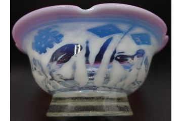 当時物　大正〜昭和初期　菖蒲に蝶文　赤縁　乳白色　輪花　アイスクリームコップ　ノスタルジックな雰囲気の氷コップ(あやめ、花、小鉢、吹きガラス、硝子、深皿)(R-082786)