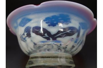 当時物　大正〜昭和初期　菖蒲に蝶文　赤縁　乳白色　輪花　アイスクリームコップ　ノスタルジックな雰囲気の氷コップ(あやめ、花、小鉢、吹きガラス、硝子、深皿)(R-082786)