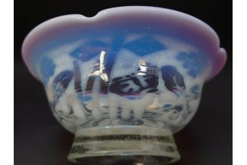当時物　大正〜昭和初期　菖蒲に蝶文　赤縁　乳白色　輪花　アイスクリームコップ　ノスタルジックな雰囲気の氷コップ(あやめ、花、小鉢、吹きガラス、硝子、深皿)(R-082786)