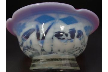 当時物　大正〜昭和初期　菖蒲に蝶文　赤縁　乳白色　輪花　アイスクリームコップ　ノスタルジックな雰囲気の氷コップ(あやめ、花、小鉢、吹きガラス、硝子、深皿)(R-082786)