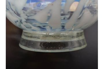 当時物　大正〜昭和初期　菖蒲に蝶文　赤縁　乳白色　輪花　アイスクリームコップ　ノスタルジックな雰囲気の氷コップ(あやめ、花、小鉢、吹きガラス、硝子、深皿)(R-082786)