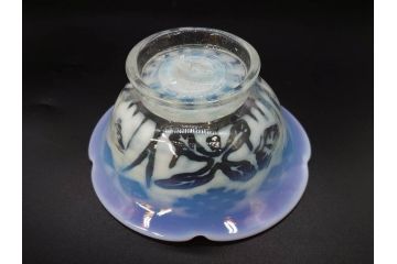 当時物　大正〜昭和初期　菖蒲に蝶文　赤縁　乳白色　輪花　アイスクリームコップ　ノスタルジックな雰囲気の氷コップ(あやめ、花、小鉢、吹きガラス、硝子、深皿)(R-082786)