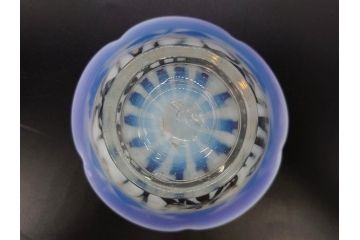 当時物　大正〜昭和初期　菖蒲に蝶文　赤縁　乳白色　輪花　アイスクリームコップ　ノスタルジックな雰囲気の氷コップ(あやめ、花、小鉢、吹きガラス、硝子、深皿)(R-082786)