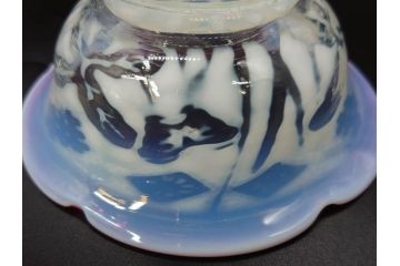 当時物　大正〜昭和初期　菖蒲に蝶文　赤縁　乳白色　輪花　アイスクリームコップ　ノスタルジックな雰囲気の氷コップ(あやめ、花、小鉢、吹きガラス、硝子、深皿)(R-082786)