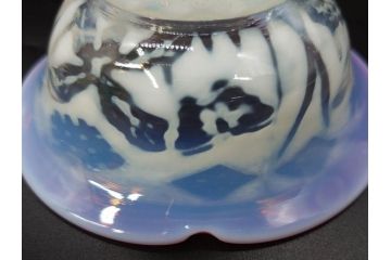 当時物　大正〜昭和初期　菖蒲に蝶文　赤縁　乳白色　輪花　アイスクリームコップ　ノスタルジックな雰囲気の氷コップ(あやめ、花、小鉢、吹きガラス、硝子、深皿)(R-082786)