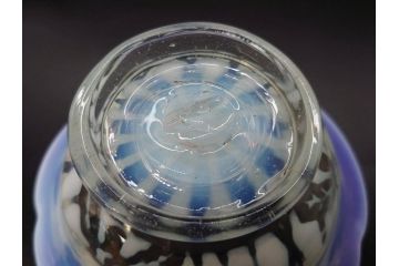 当時物　大正〜昭和初期　菖蒲に蝶文　赤縁　乳白色　輪花　アイスクリームコップ　ノスタルジックな雰囲気の氷コップ(あやめ、花、小鉢、吹きガラス、硝子、深皿)(R-082786)