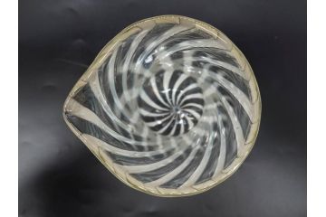 当時物　大正〜昭和初期　ガラス　乳白色捻り線　水差し　洗練されたデザインが魅力のピッチャー(硝子瓶、白線、ビーカー、和ガラス)(R-082787)