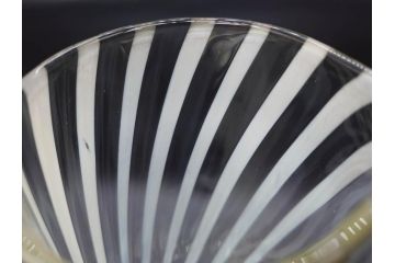 当時物　大正〜昭和初期　ガラス　乳白色捻り線　水差し　洗練されたデザインが魅力のピッチャー(硝子瓶、白線、ビーカー、和ガラス)(R-082787)