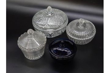 当時物　大正〜昭和初期　プレスガラス　気品あるお部屋を演出する蓋付きガラス瓶4点セット(ビン、硝子、和ガラス、小物入れ、キャンディーポット、キャニスター、ディスプレイ)(R-082789)