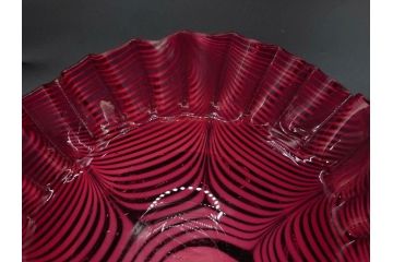 当時物　大正〜昭和初期　フリル　金赤地に乳白掻き揚げ　波打つようなデザインが優雅に彩るガラス皿(かきあげ、中皿、深皿、和ガラス、硝子)(R-082791)