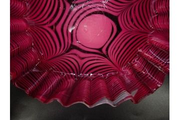 当時物　大正〜昭和初期　フリル　金赤地に乳白掻き揚げ　波打つようなデザインが優雅に彩るガラス皿(かきあげ、中皿、深皿、和ガラス、硝子)(R-082791)