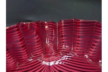 当時物　大正〜昭和初期　フリル　金赤地に乳白掻き揚げ　波打つようなデザインが優雅に彩るガラス皿(かきあげ、中皿、深皿、和ガラス、硝子)(R-082791)