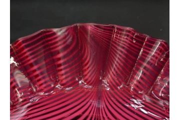 当時物　大正〜昭和初期　フリル　金赤地に乳白掻き揚げ　波打つようなデザインが優雅に彩るガラス皿(かきあげ、中皿、深皿、和ガラス、硝子)(R-082791)