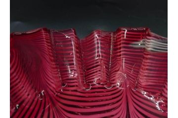 当時物　大正〜昭和初期　フリル　金赤地に乳白掻き揚げ　波打つようなデザインが優雅に彩るガラス皿(かきあげ、中皿、深皿、和ガラス、硝子)(R-082791)